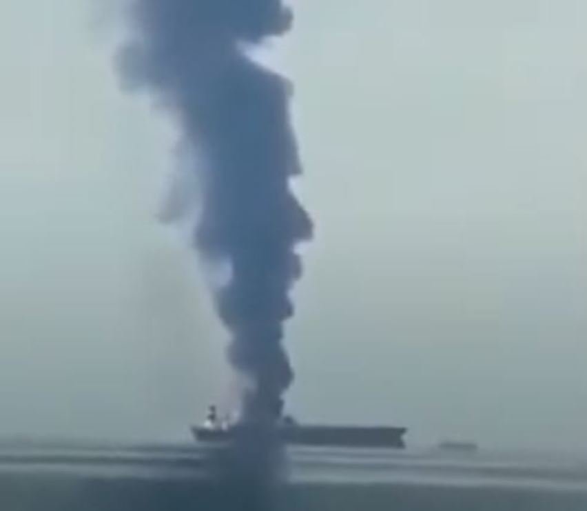 Руски танкер експлодира в Азовско море трима моряци са в