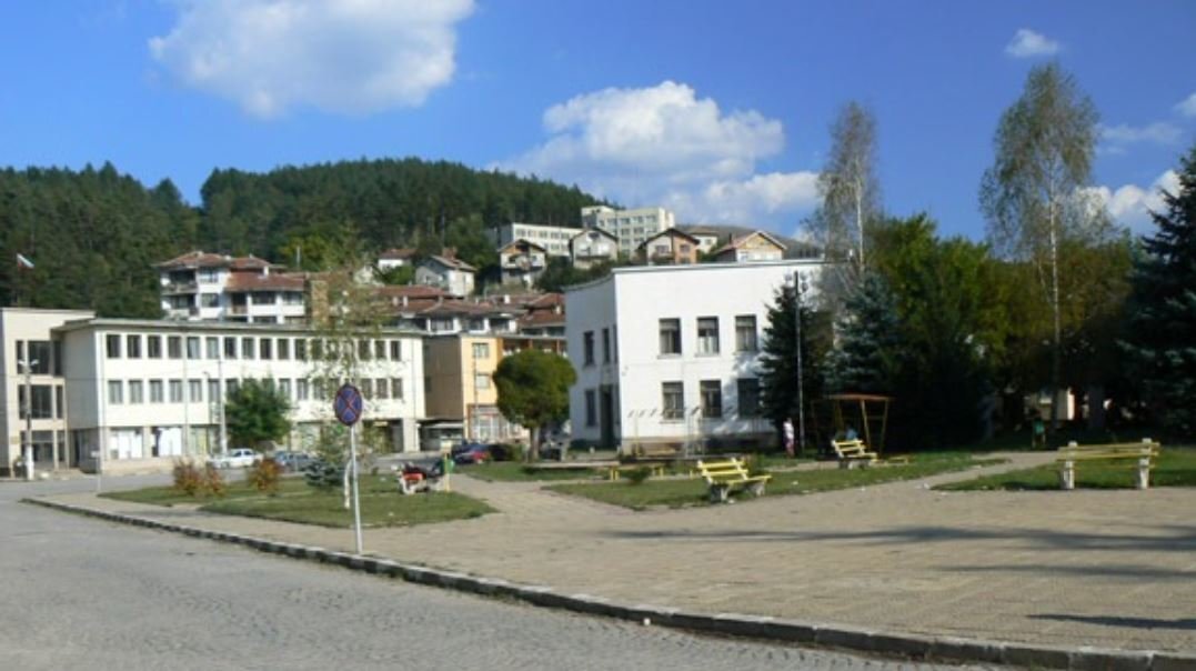 Върнаха вечерния час за малолетни и непълнолетни в Трън предаде