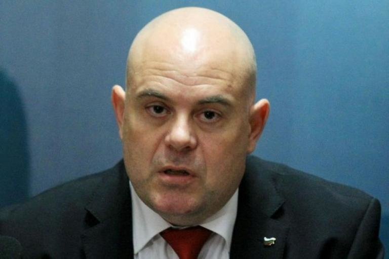 Главният прокурор Иван Гешев се самоизолира заради член на семейството