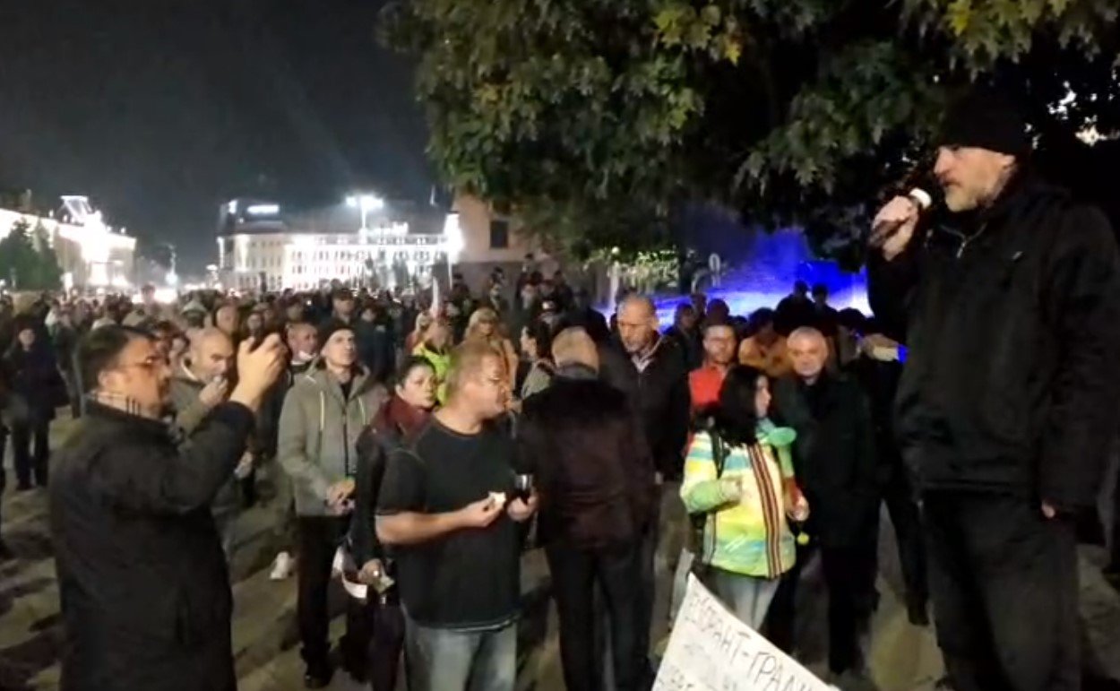 Протестът продължава - и тази вечер демонстрантите се събраха в