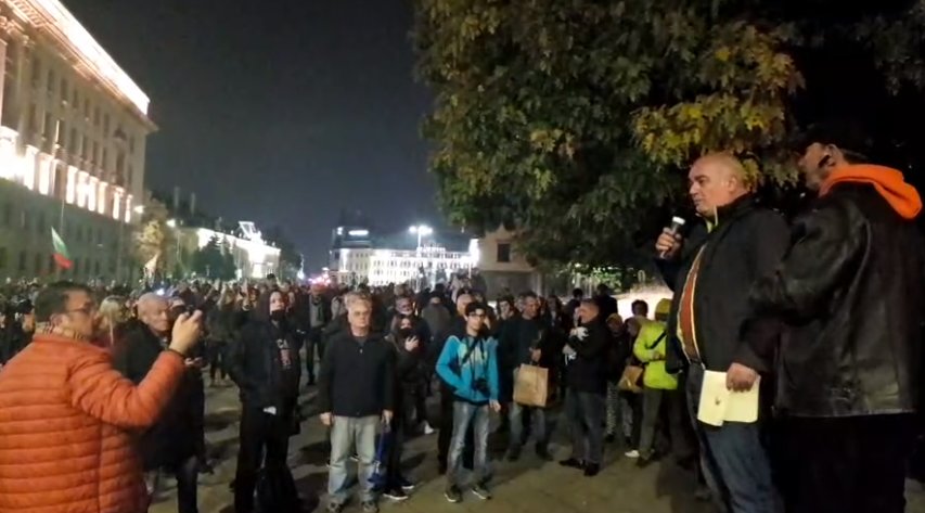 За 112 а поредна вечер се провеждат антиправителствени протести в София