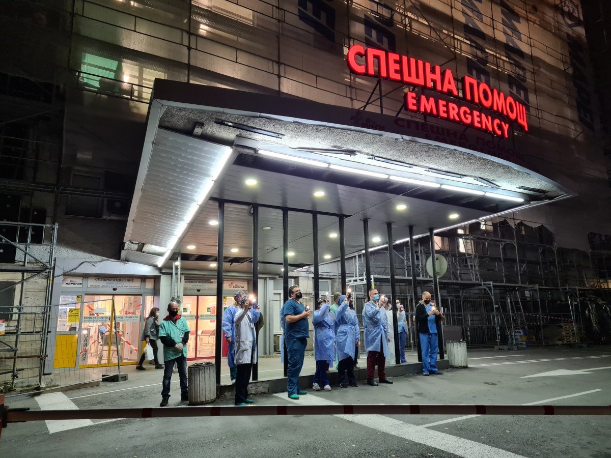 Медиците от столичните болници и тази вечер излязоха пред лечебните