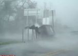 Ураган помете електрически стълб, който уби мъж. Зета връхлетя Ню Орлиънс със 175 км/ч