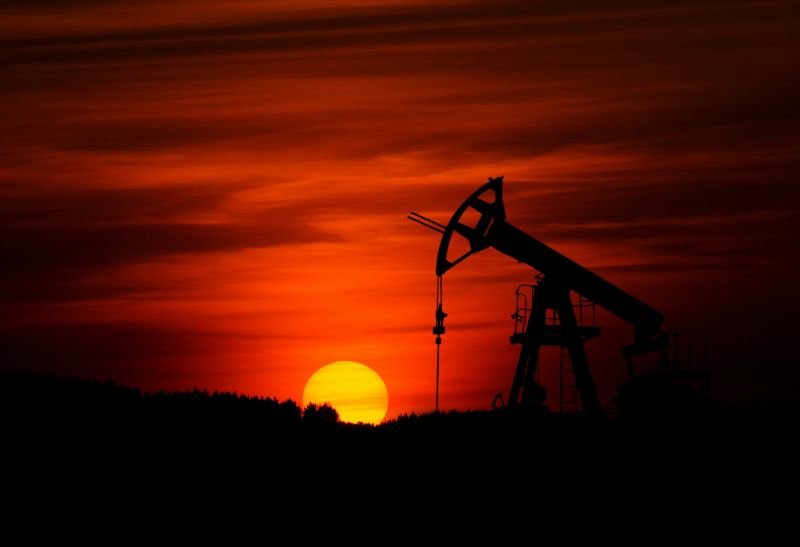Цената на петрола се срина заради подновените ограничителни мерки в борбата
