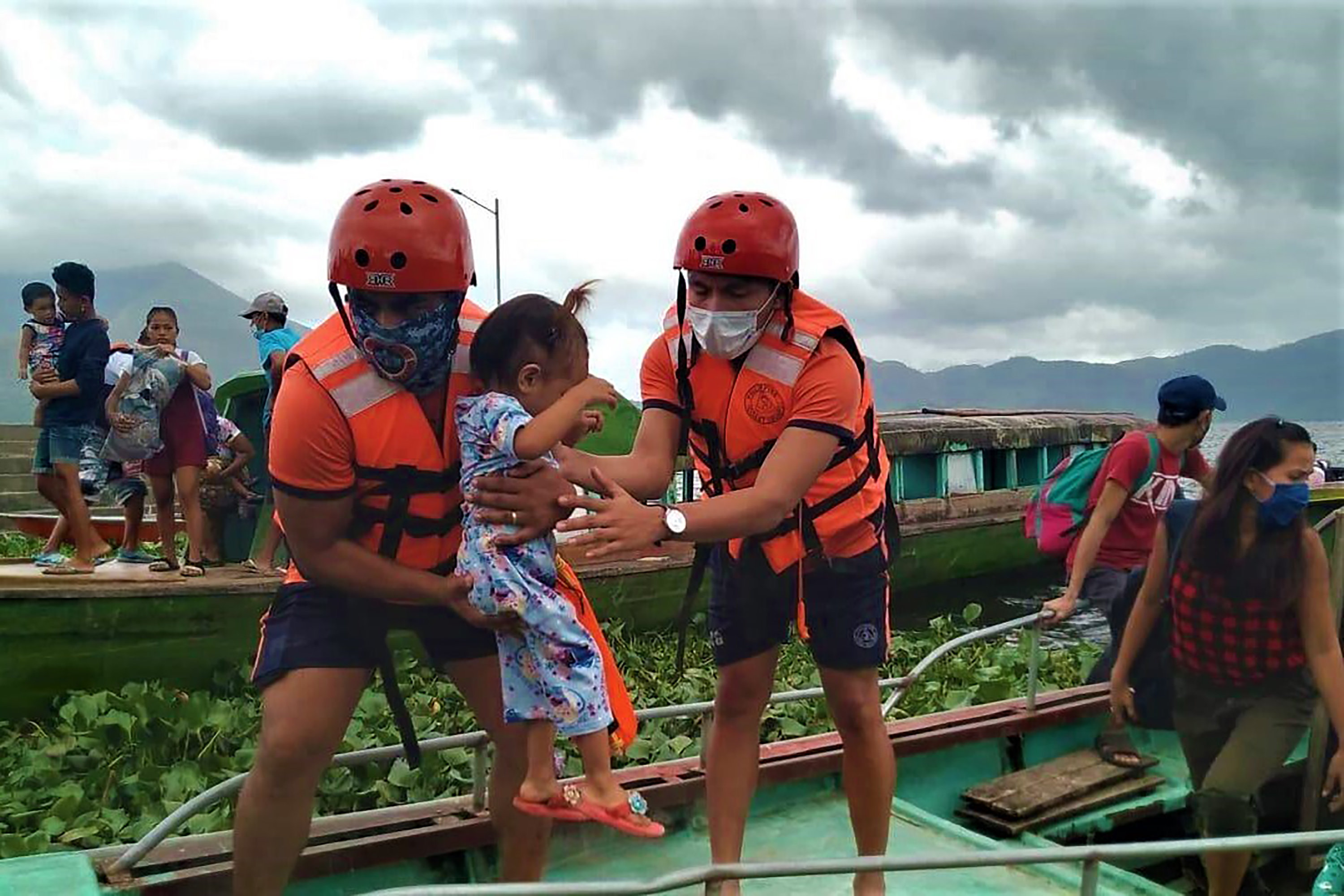 Супер тайфунът Гони връхлетя източната част на Филипините, предаде Би