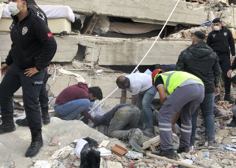 Броят на жертвите след земетресението в петък в Измир достигна