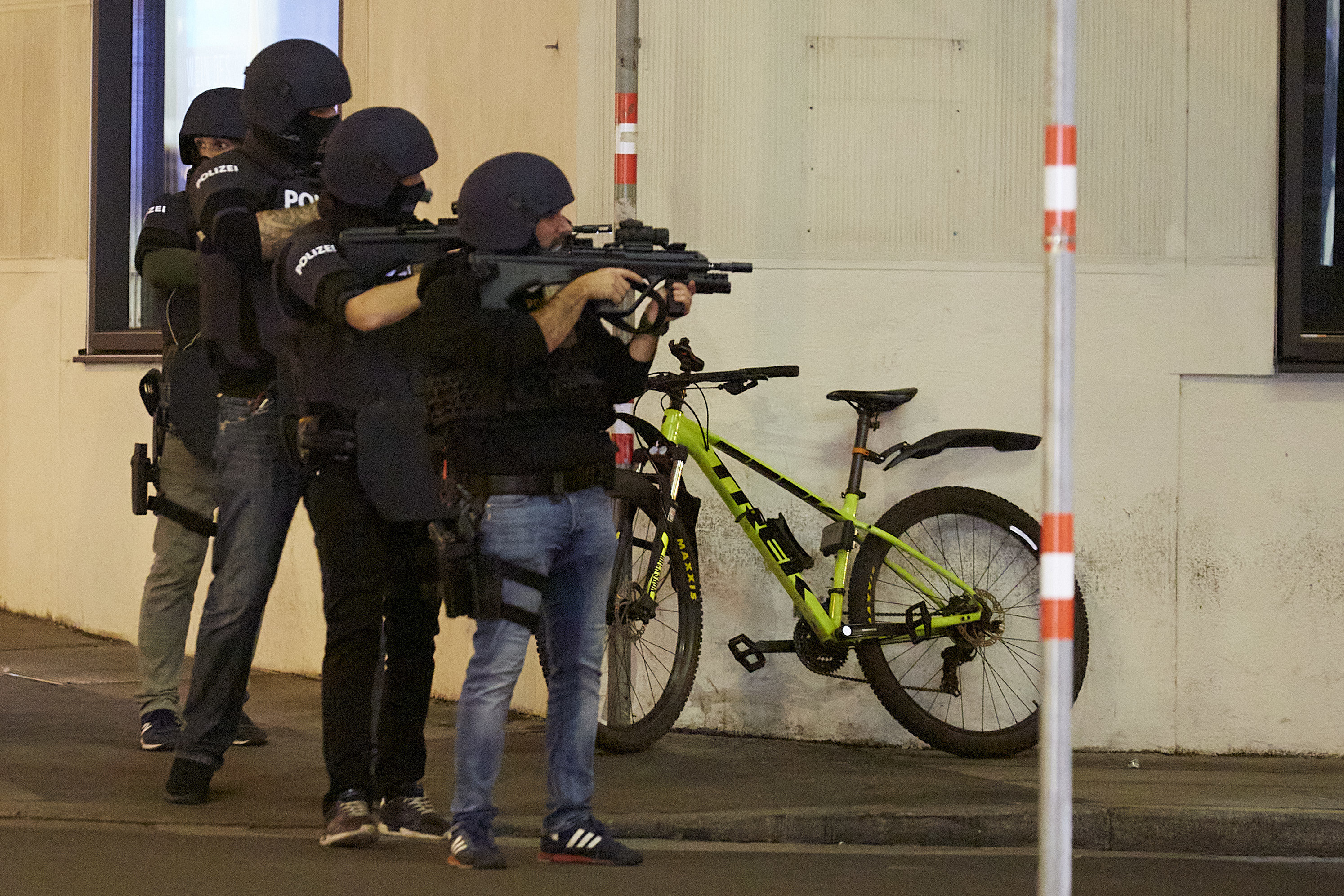 Броят на жертвите на вчерашното терористично нападение във Виена нарасна
