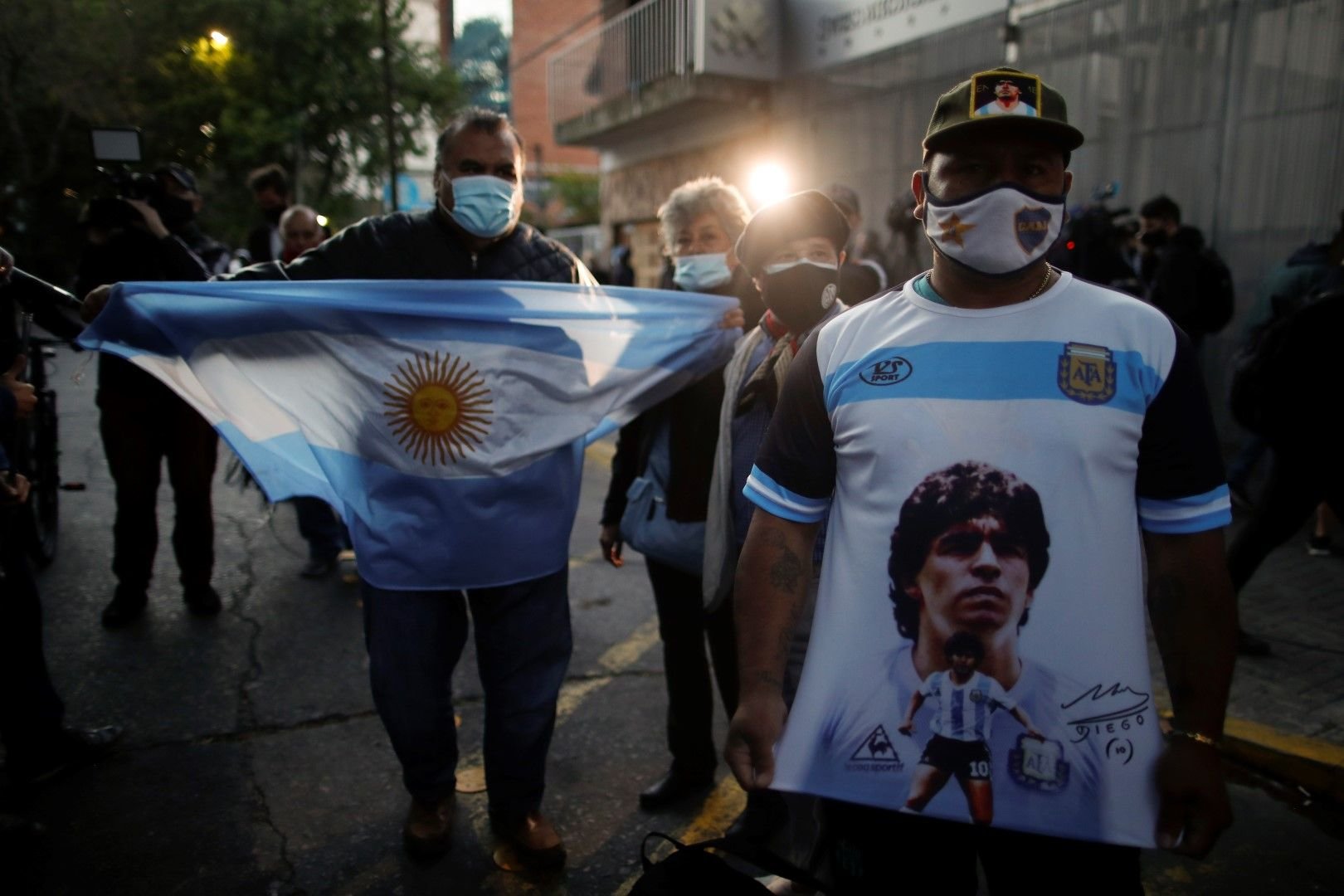Аржентинската футболната легенда Диего Марадона бе опериран заради хематом в мозъка