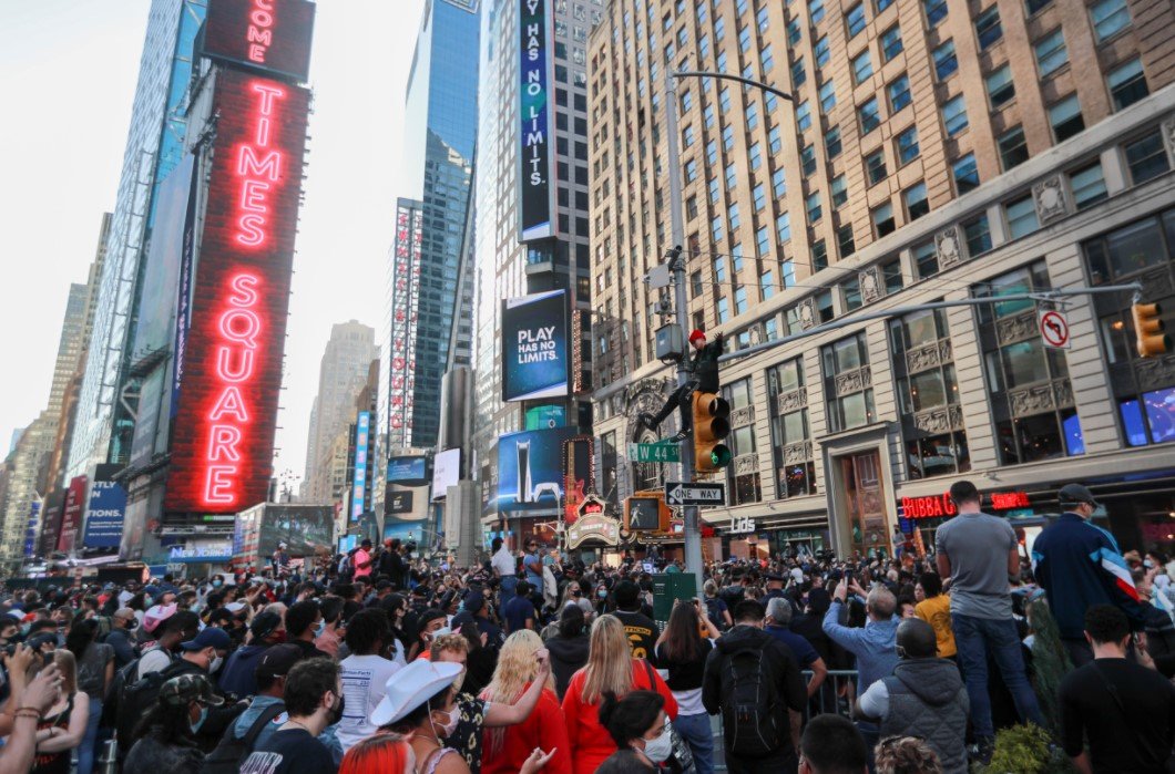 Хиляди излязоха по улиците в редица американски градове за да празнуват