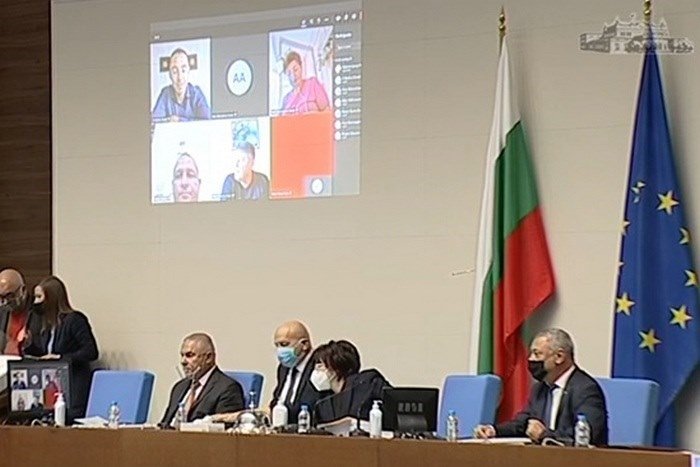 С абсолютния минимум от 121 народни представители управляващите успяха да