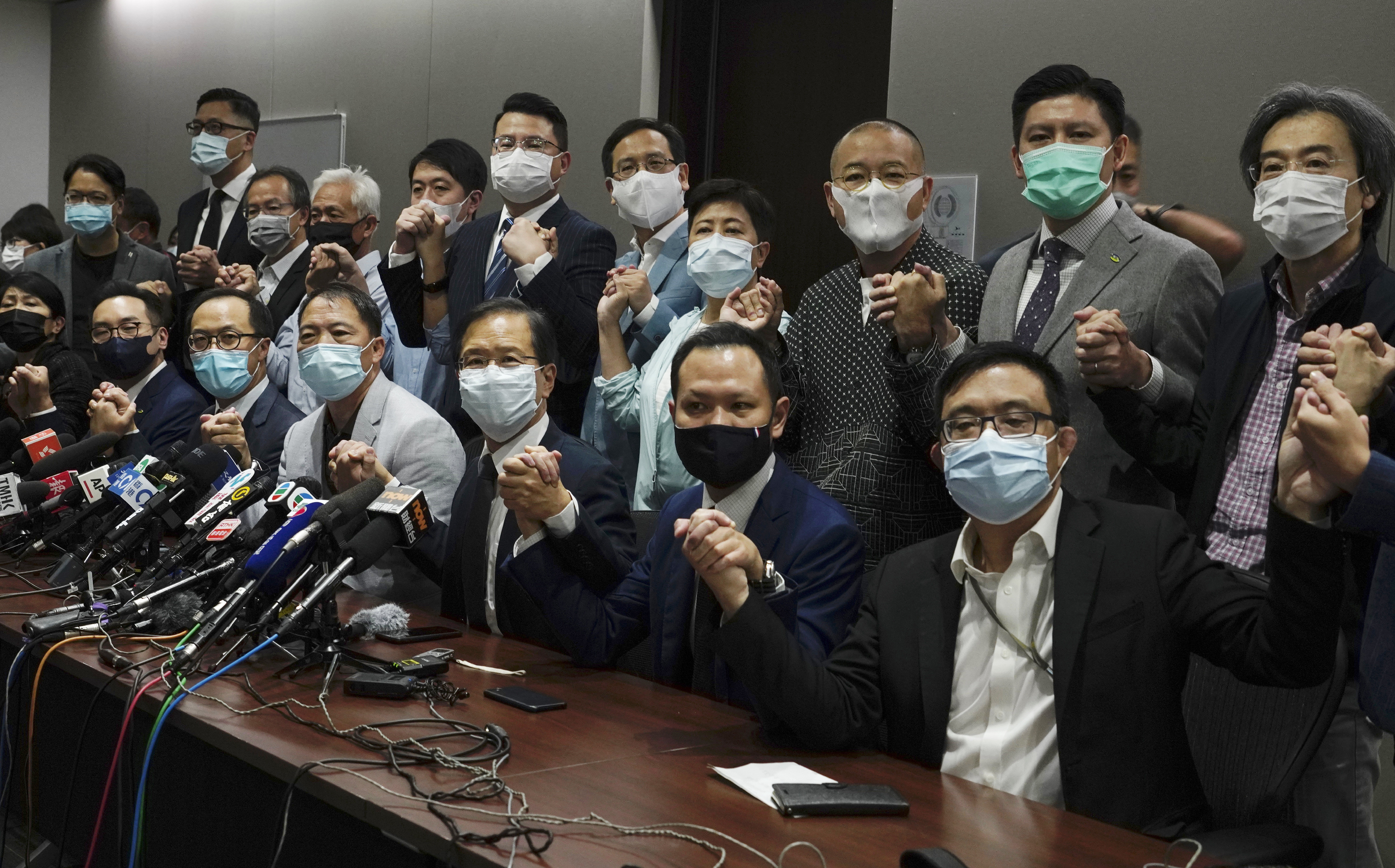 Всички продемократични депутати в Хонконг масово подават оставки след спорна
