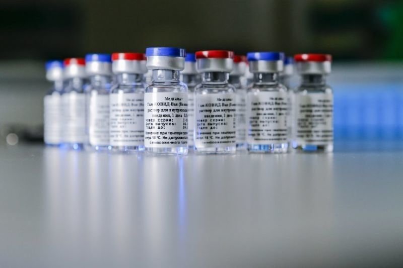 Четирима лекари, получили руската ваксина Спутник V срещу COVID-19, са