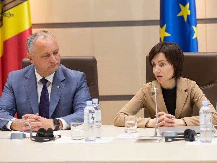 Втори тур на президентските избори се провежда днес в Молдова.
Гласоподавателите
