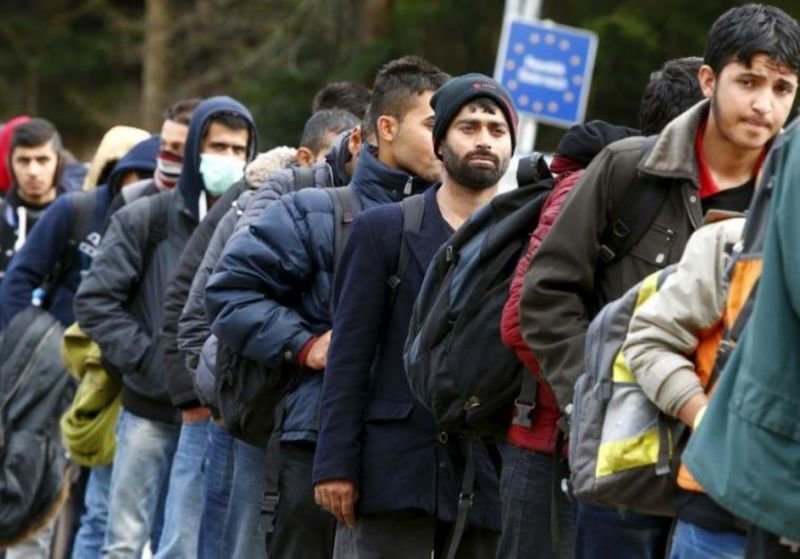 Френските власти евакуираха голям мигрантски лагер край националния стадион Стад