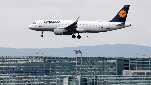 Пътниците в икономична класа на германската авиокомпания Lufthansa няма да