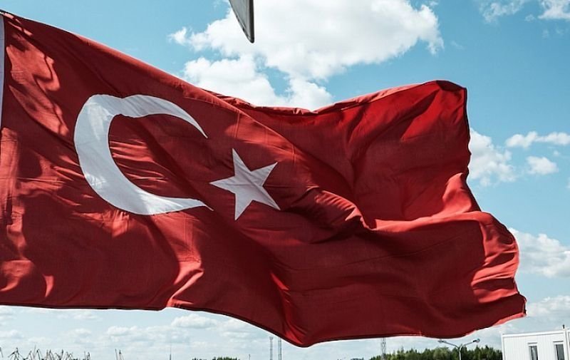 Турция въвежда полицейски час а ресторантите преминат само към доставки