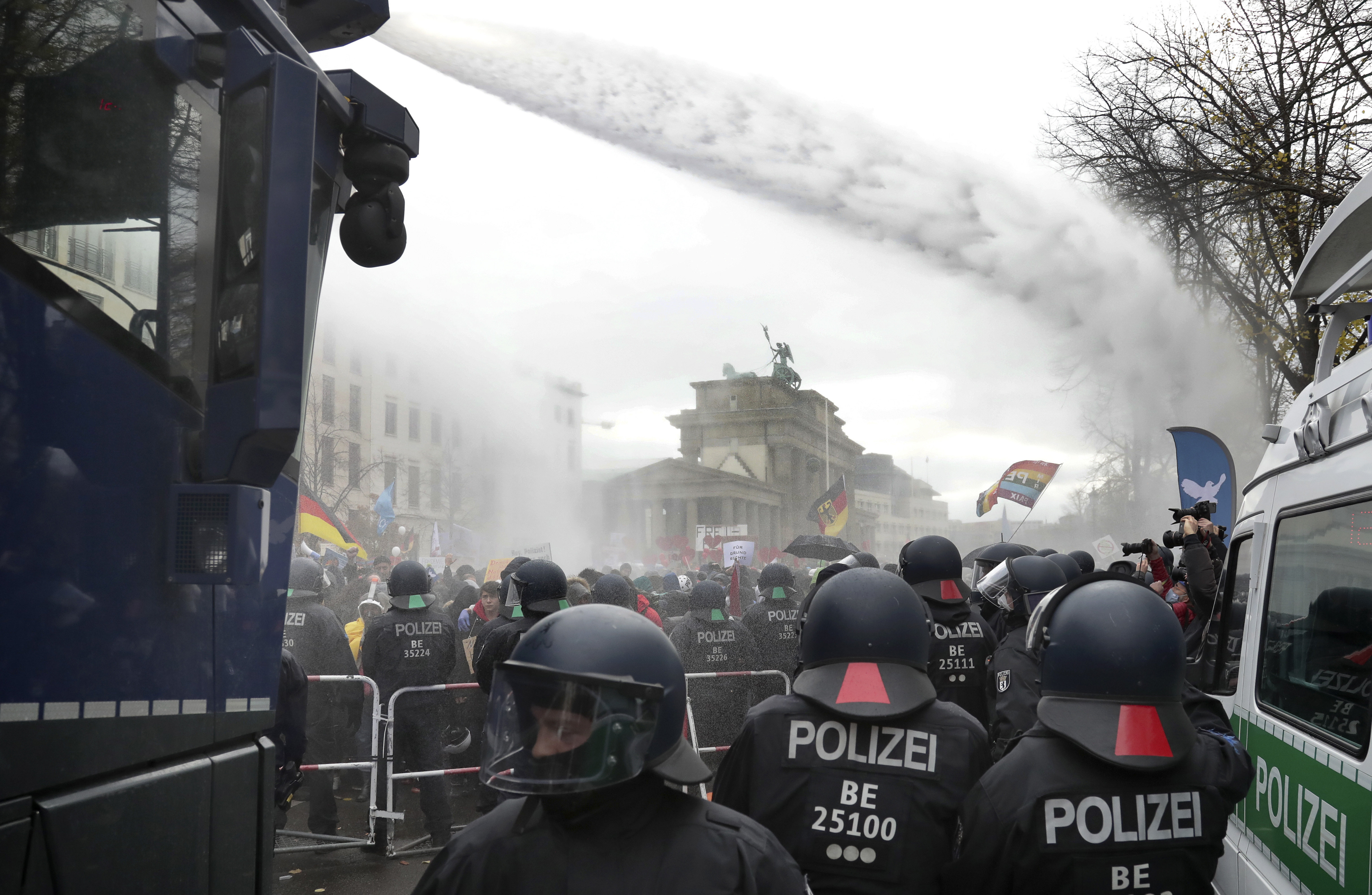 Полицията в Берлин използва водни оръдия за да разпръсне хиляди