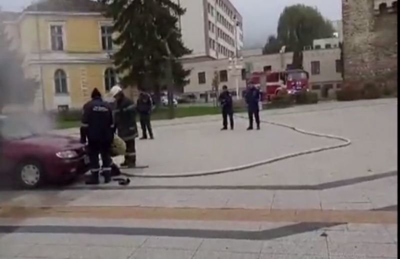Мъжът, който пред сградата на общината във Враца, остава за