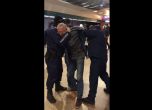 Арестуваният с белезници пътник без маска в метрото се оказа бивш зам.-кмет на Пловдив (видео)