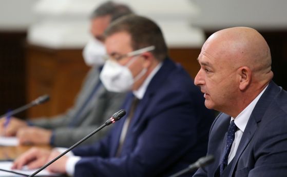 От петък вечерта до 21 декември: Затварят всички училища, градини, молове, фитнеси, заведения
