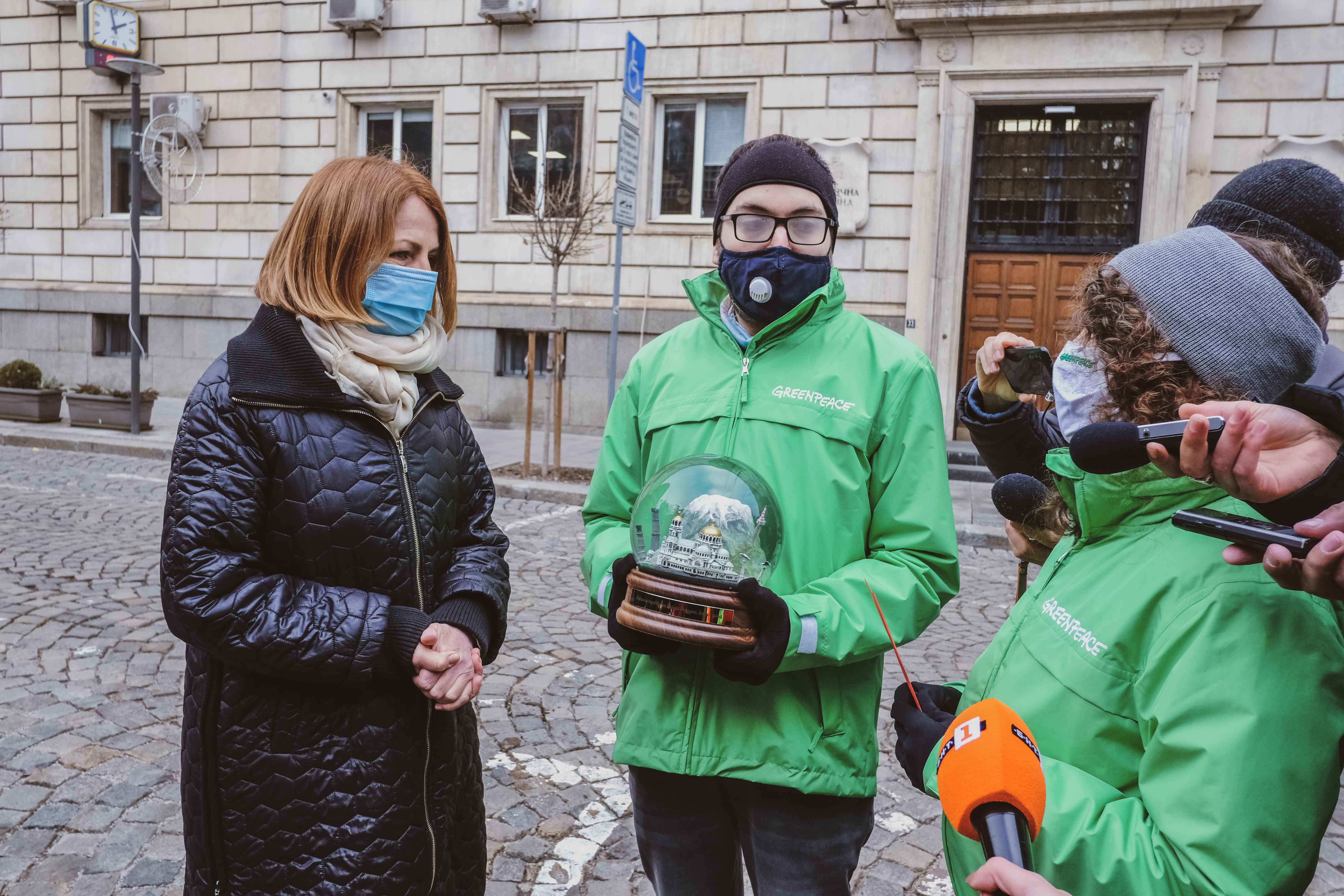 Активисти на Грийнпийс връчиха преспапие с мръсен софийски въздух на кмета
