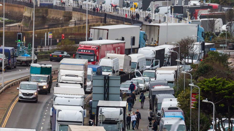 Българските товарни автомобили, които бяха блокирани при Дувър и потърсиха съдействие от посолството