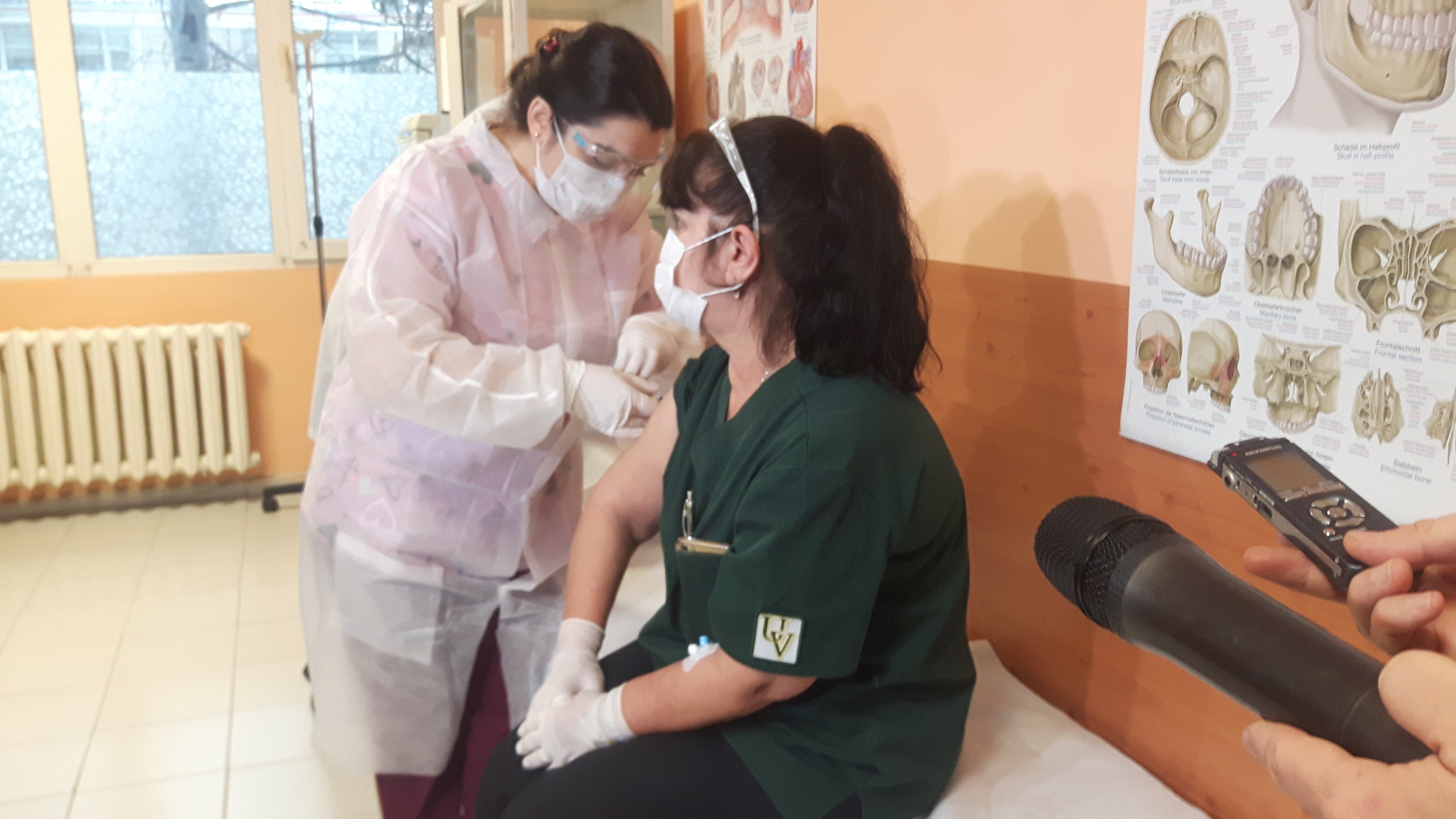 Първите ваксинирани медици в УМБАЛ Бургас призоваха Направете го