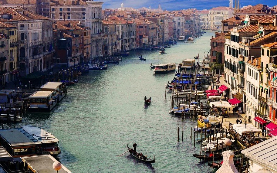 Властите на Венеция днес задействаха системата за защита от наводнения