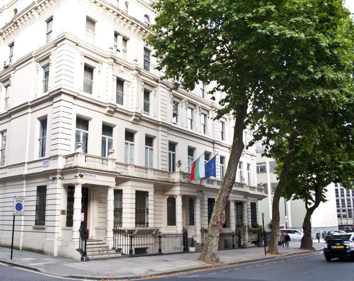 Българското посолство в Лондон е съдействало на група български граждани