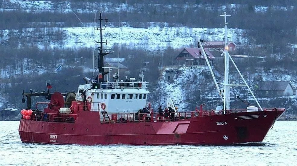 Руският риболовен траулер Онега се преобърна и потъна днес в