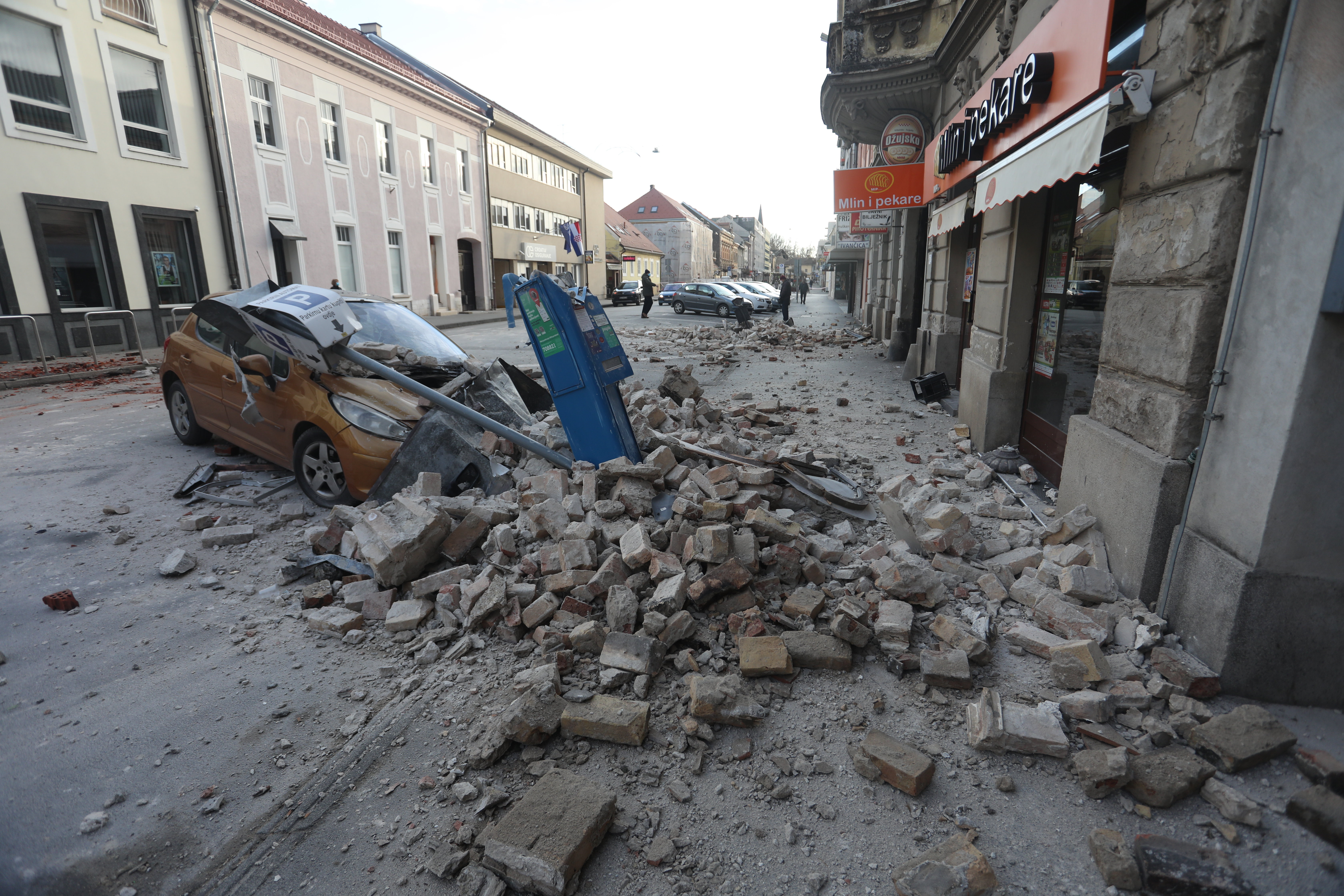 Най малко седем души са загинали вследствие на земетресението с магнитуд