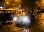 Протестиращи хвърляха пиратки по колата на краля на Белгия, запалиха и полицейски участък