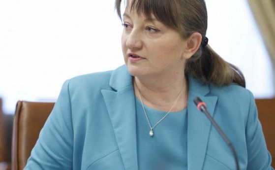 Отварят първо зимните курорти, от средата на февруари и заведенията