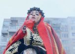 Рита Ора се снима с българска носия в новия си клип