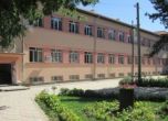 Трима мъже пребиха 13-годишен в училище във Варненско
