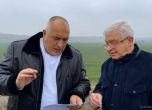 Борисов заведе двама министри на нива, за да прочете прессъобщение и да каже колко добре управлява