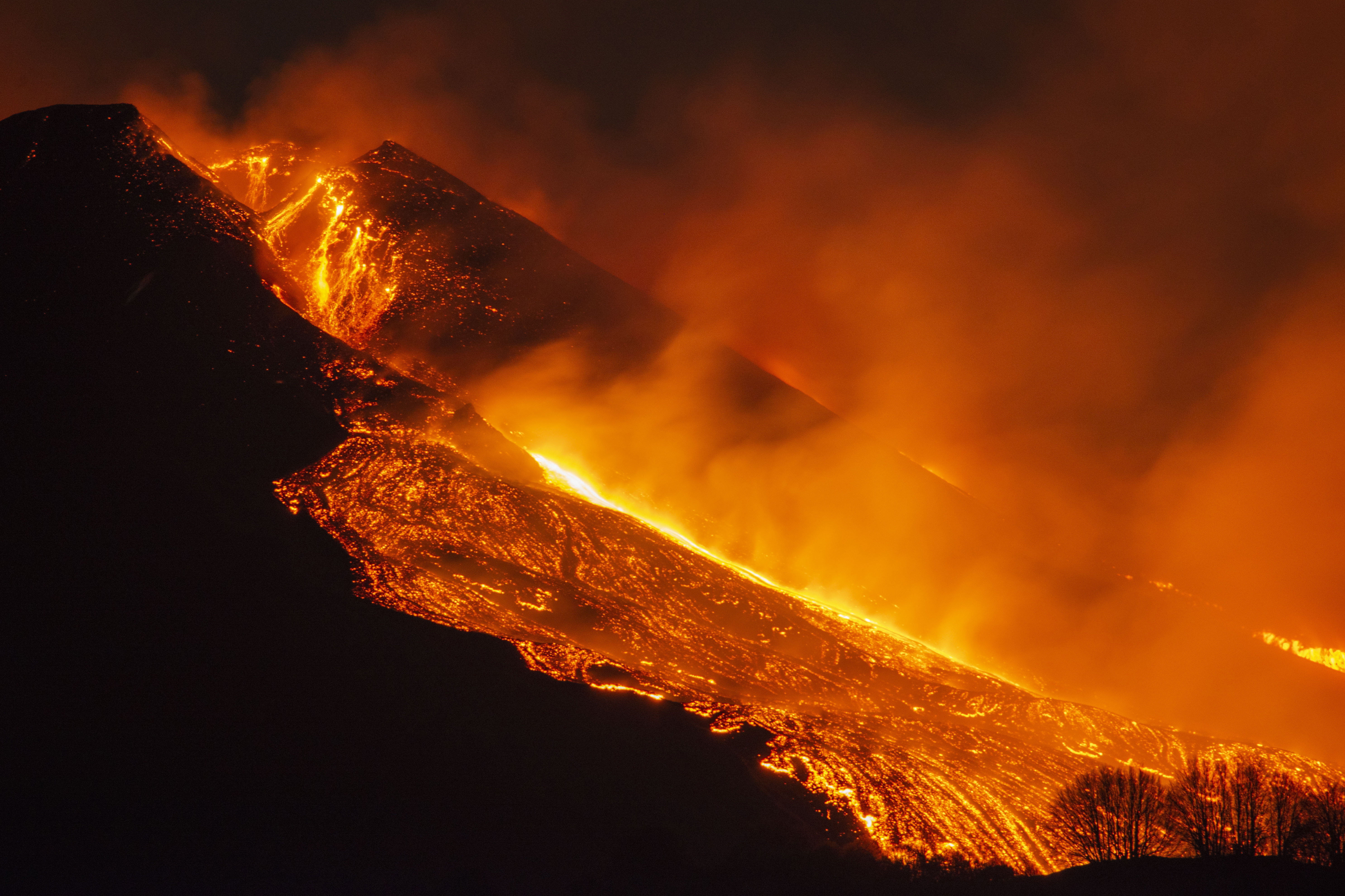 Вулканът Етна в Сицилия започна да бълва фонтани от лава от