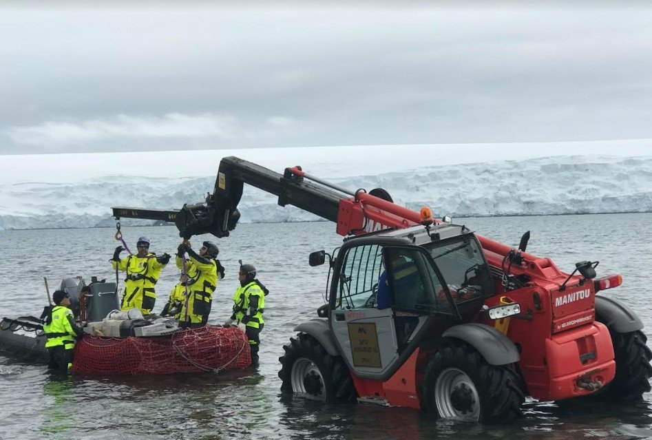29 ата Национална антарктическа експедиция най сетне достигна остров Ливингстън където е
