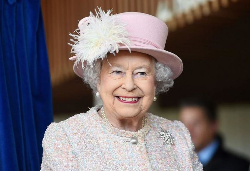 Кралица Елизабет II която се ваксинира преди месец призова хората