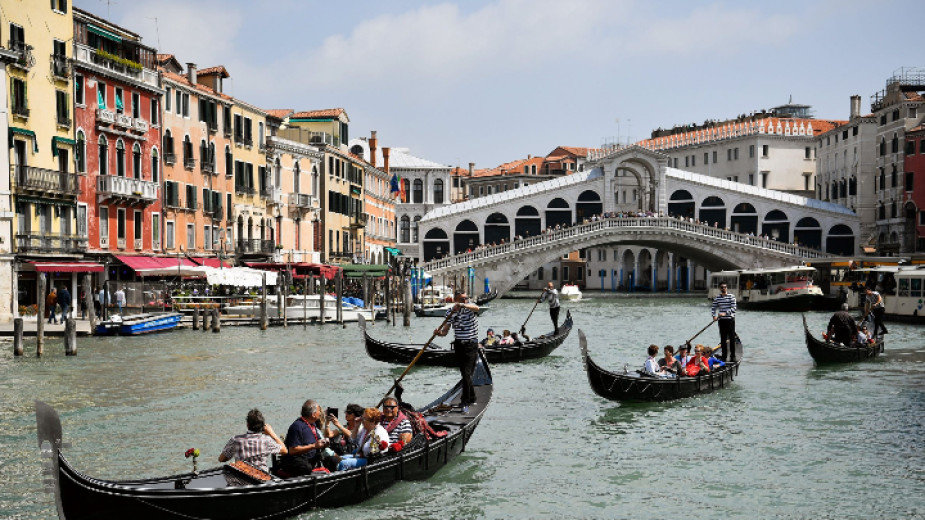 Каналите във Венеция пресъхнаха а лодките и гондолите остават неподвижни