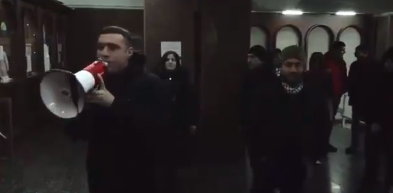 Протестиращите в арменската столица нахлуха в сградата на правителството настоявайки