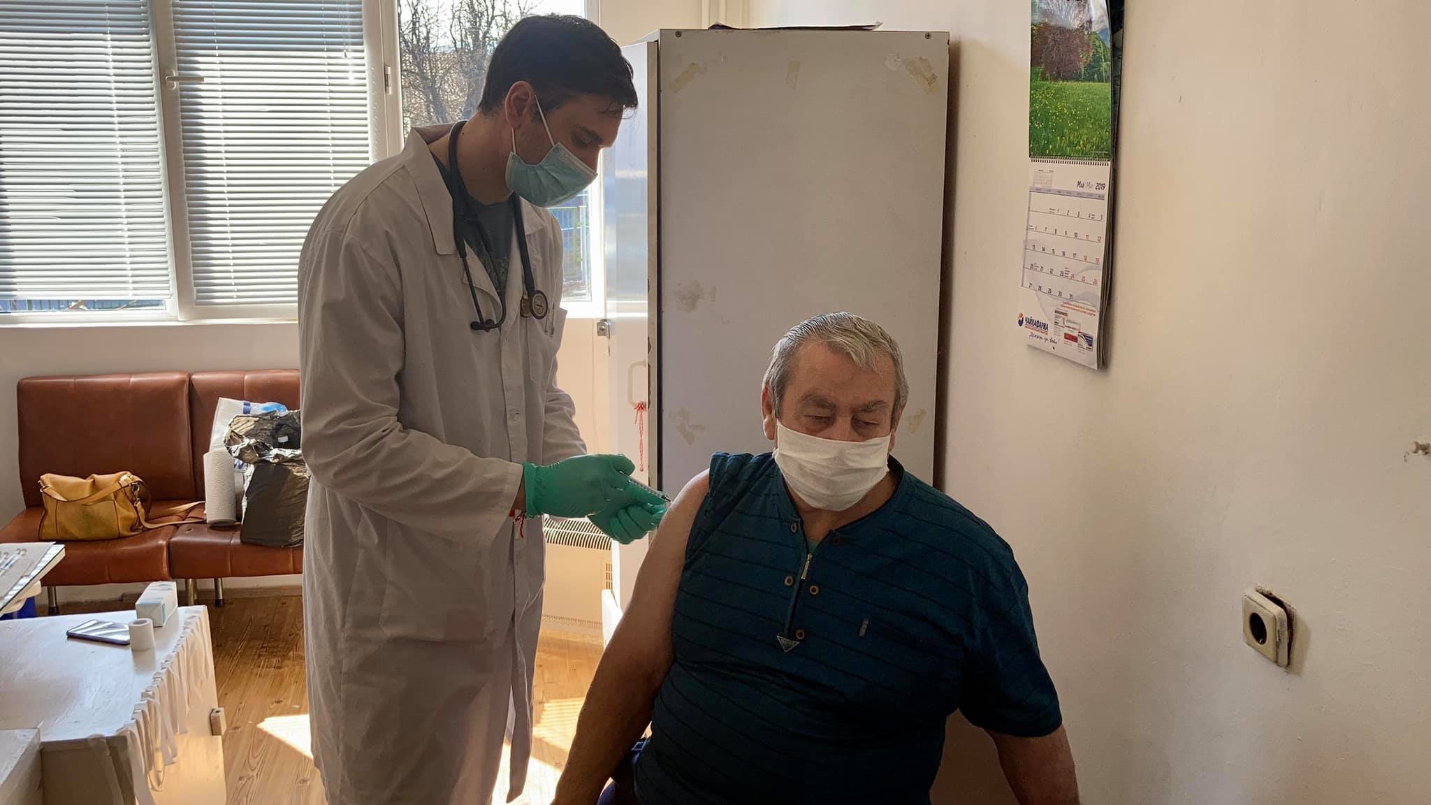 Мобилен екип на УМБАЛ Св.Анна ваксинира 60 жители на село