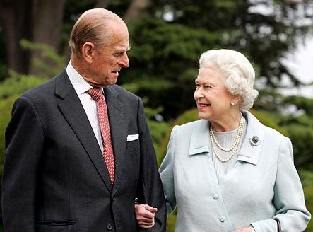 Принц Филип съпругът на британската кралица Елизабет Втора се възстановява след
