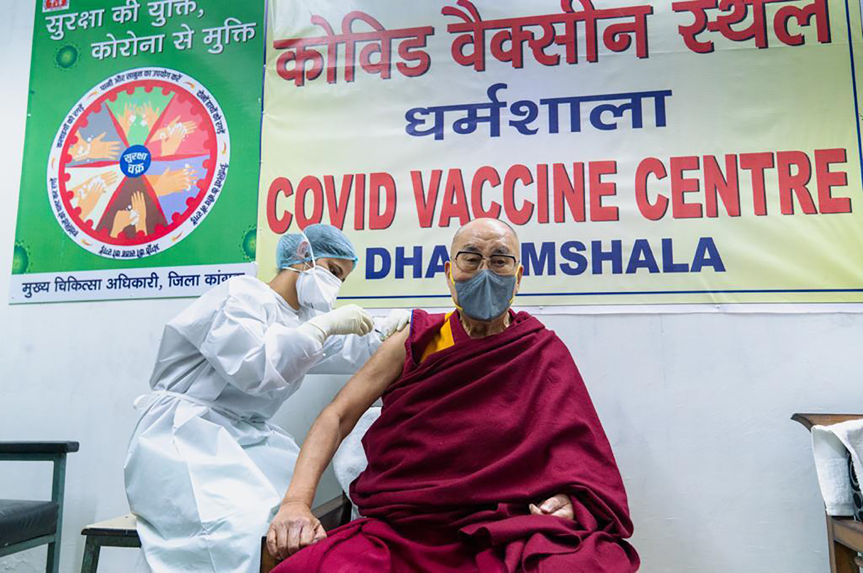 Тибетският духовен лидер Далай лама беше ваксиниран днес срещу новия