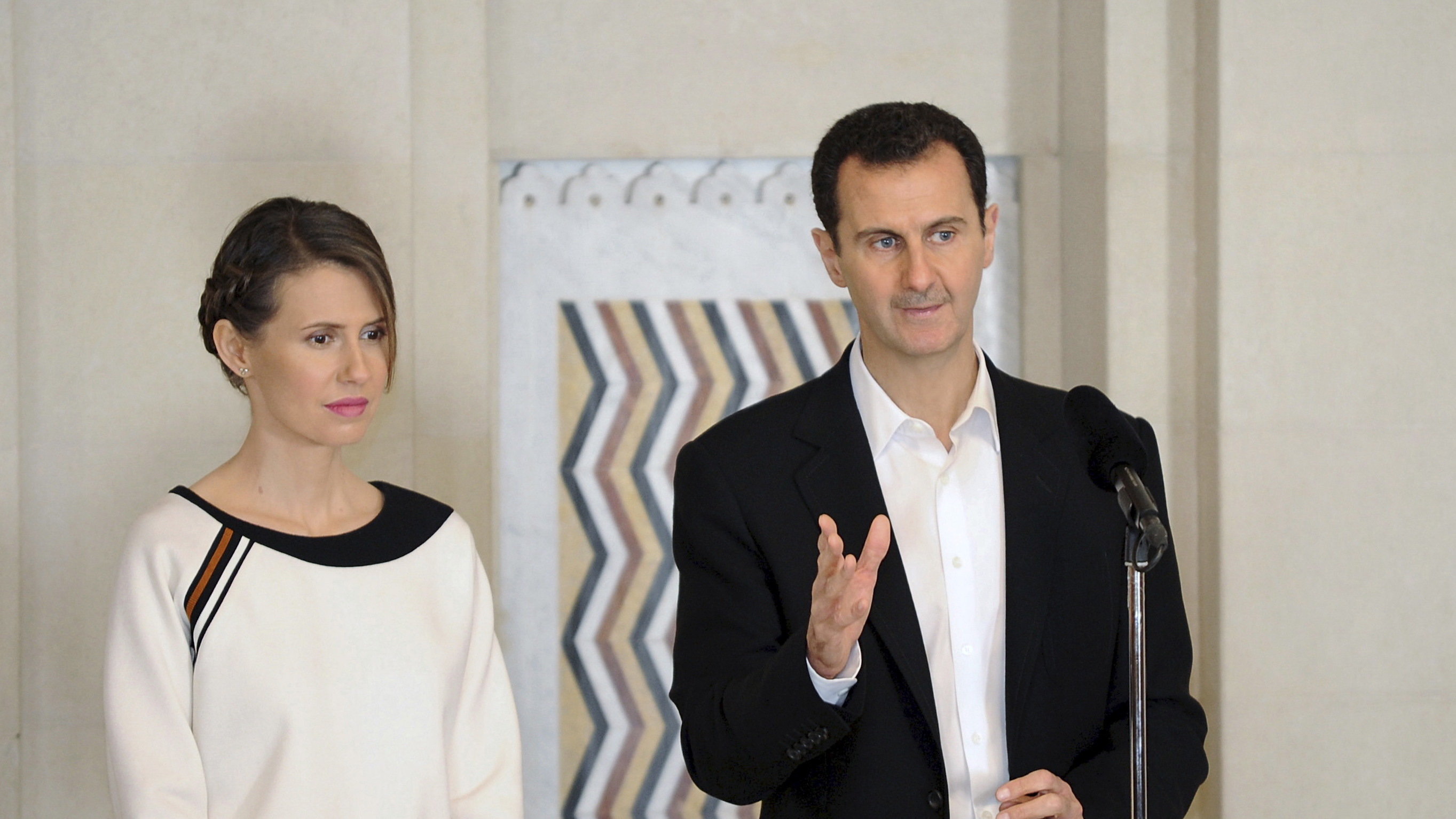 Президентът на Сирия Башар Асад и съпругата му Асма са дали положителни