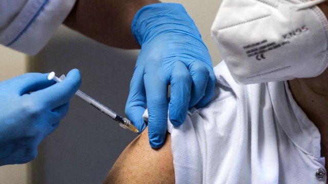 Френското правителство предупреди че може да направи задължителна ваксинацията на