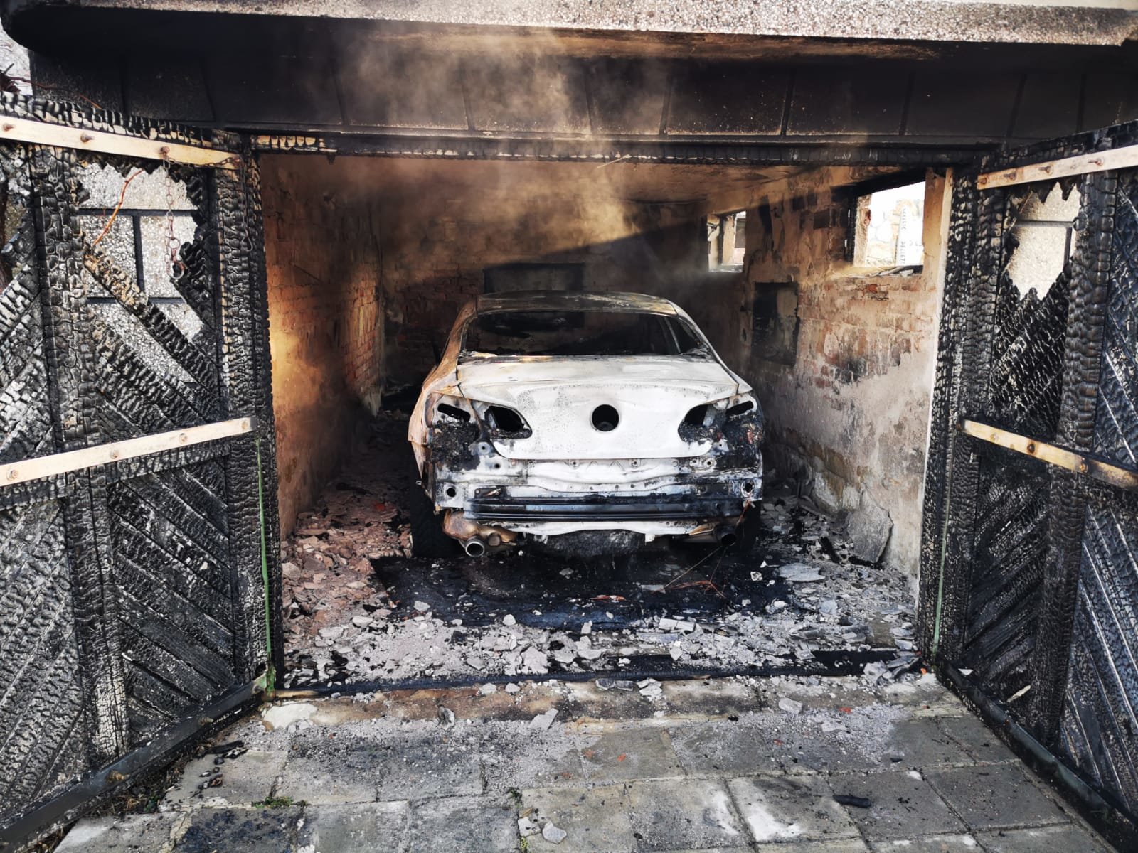Рано сутринта днес е изгоряла колата на журналиста Христо Гешов