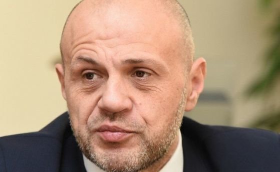 Вицепремиерът и кандидат за депутат от ГЕРБ Томислав Дончев чете