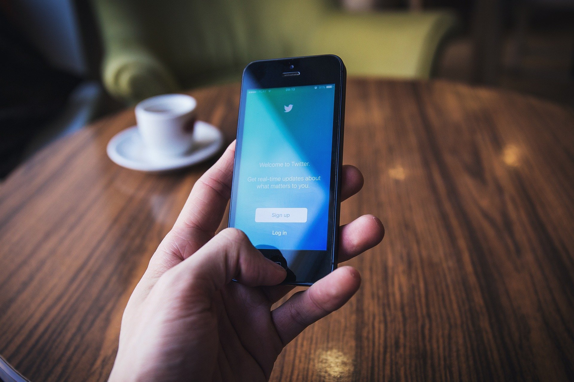 Руският държавен орган за комуникации Роскомнадзор  обвини Туитър заради незаконно съдържание