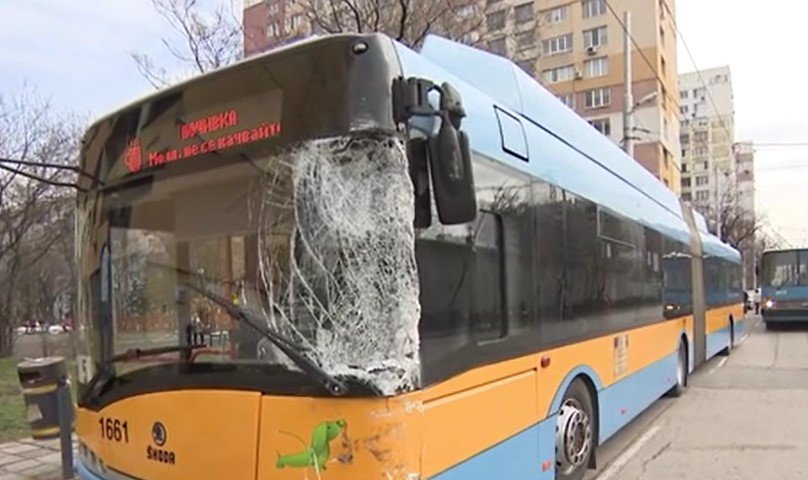 Бетоновоз се удари в тролейбус на градския транспорт в София,